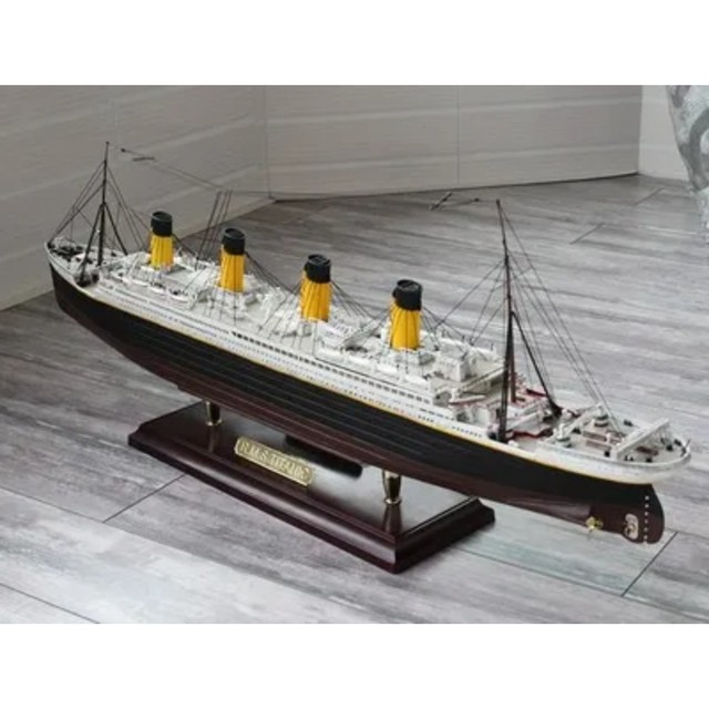 Trumpeter 81301 1/550 Titanic With Light Version Assembly Model